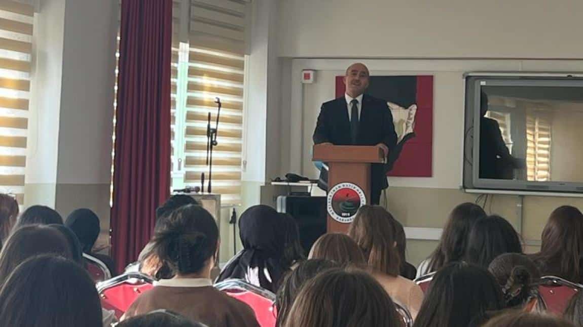 Kariyer Günleri Kapsamında Karabük Mehmet Vergili Fen Lisesi Müdürü Sayın Ercan Daş 8.Sınıf Öğrencilerimizle Bir Araya Geldi.